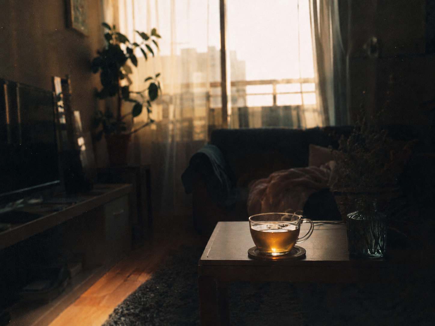 自宅のリビングでハーブティーを飲みながらリラックスする静かな夕暮れ。夕暮れのリビングでハーブティーを楽しむ静かなひととき。